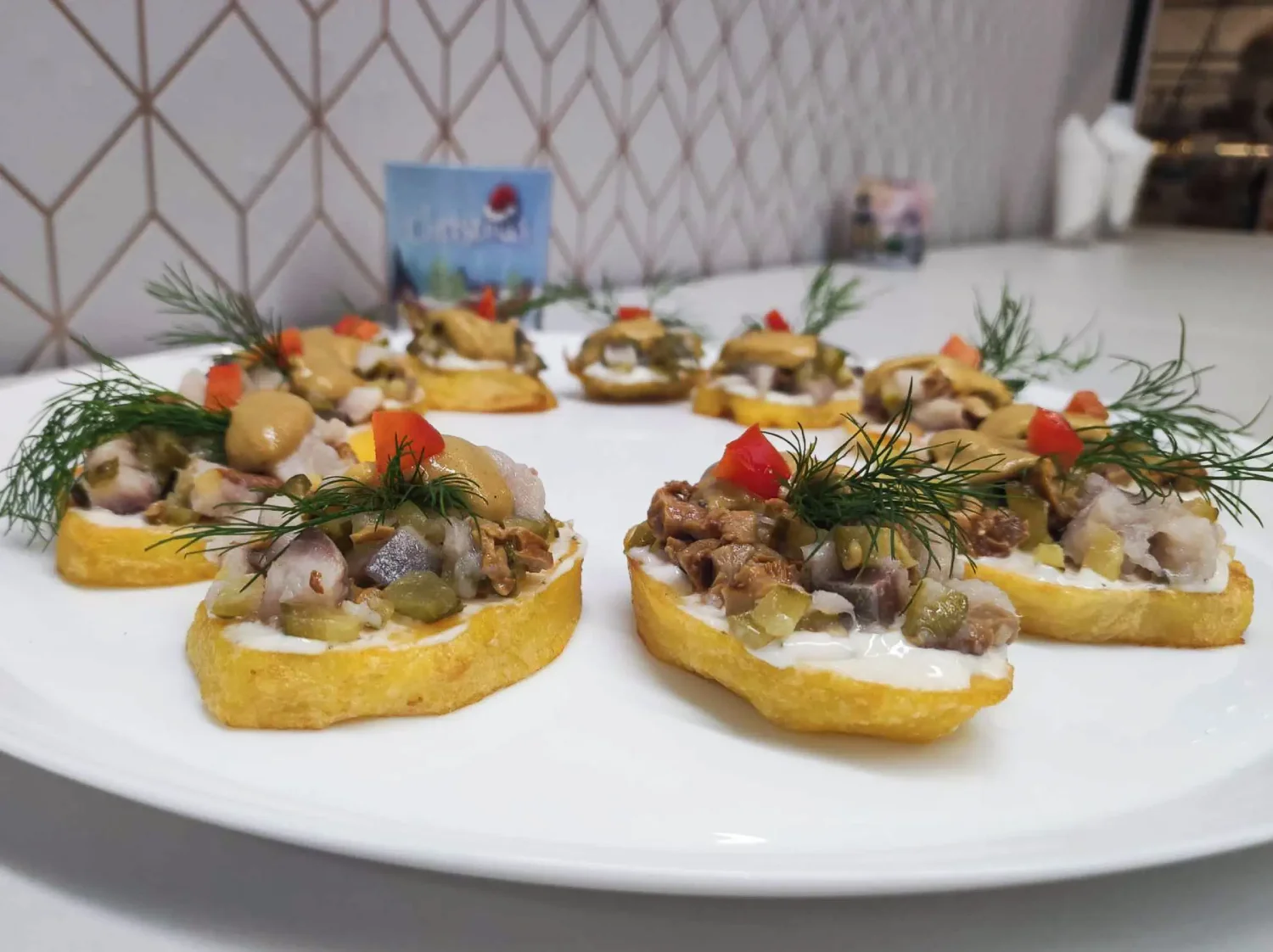 Vokiškai paruošta silkė ant bulvių riekelių